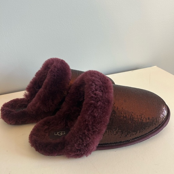 UGG Scuffette II Mirror Ball WILD GRAPE Maroon  Sequin WOMAN Slippers SIZE 10 - Picture 1 of 3